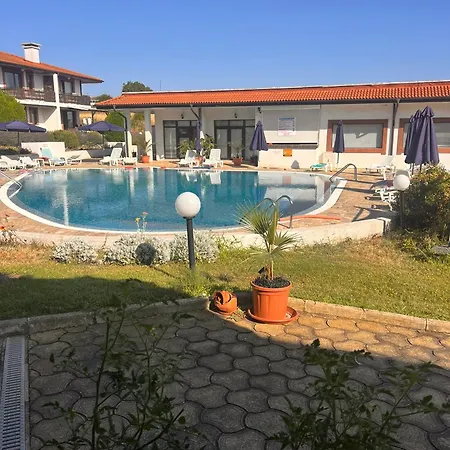 Velika Garden 1 Bedroom Apartment, 로제넷츠