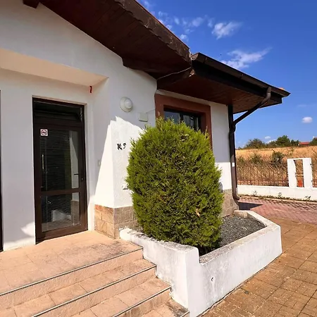 Velika Garden 1 Bedroom Apartment, 로제넷츠