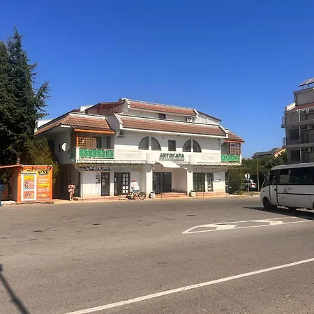 Velika Garden 1 Bedroom Apartment, 로제넷츠